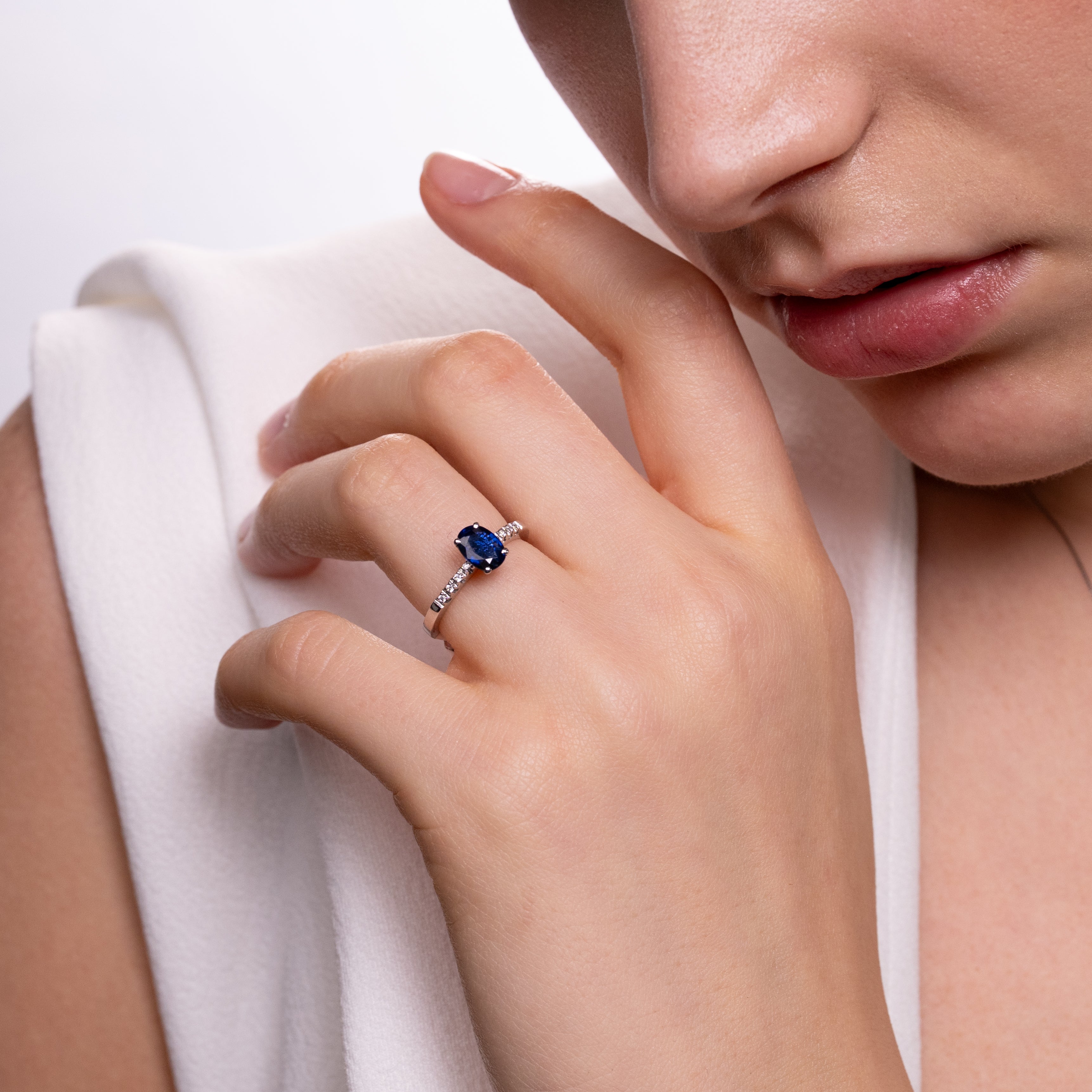 Ring with diamonds and oval sapphire 0.9ct