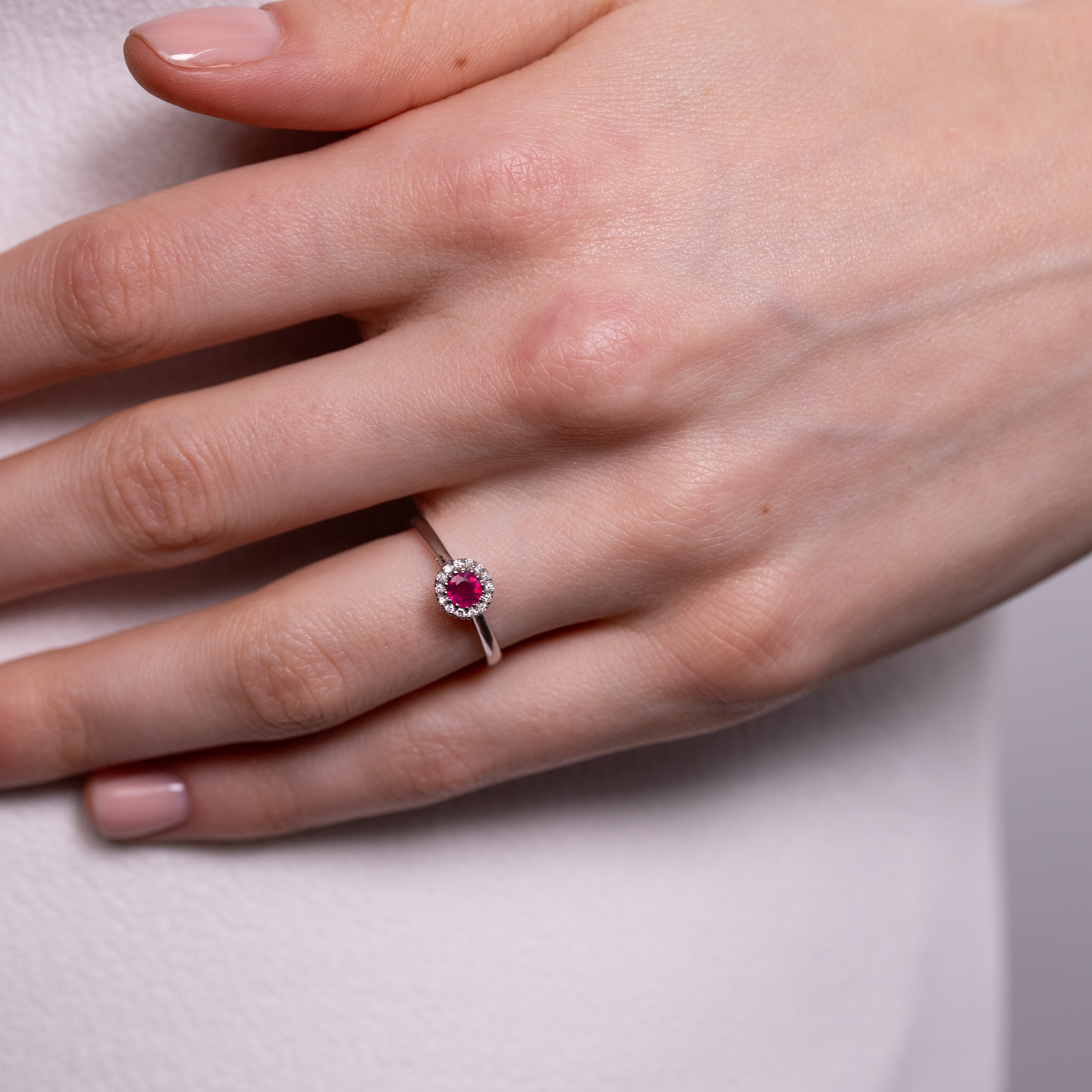 Inel aur 18k cu rubin 0.35 ct si diamante 0.07 ct