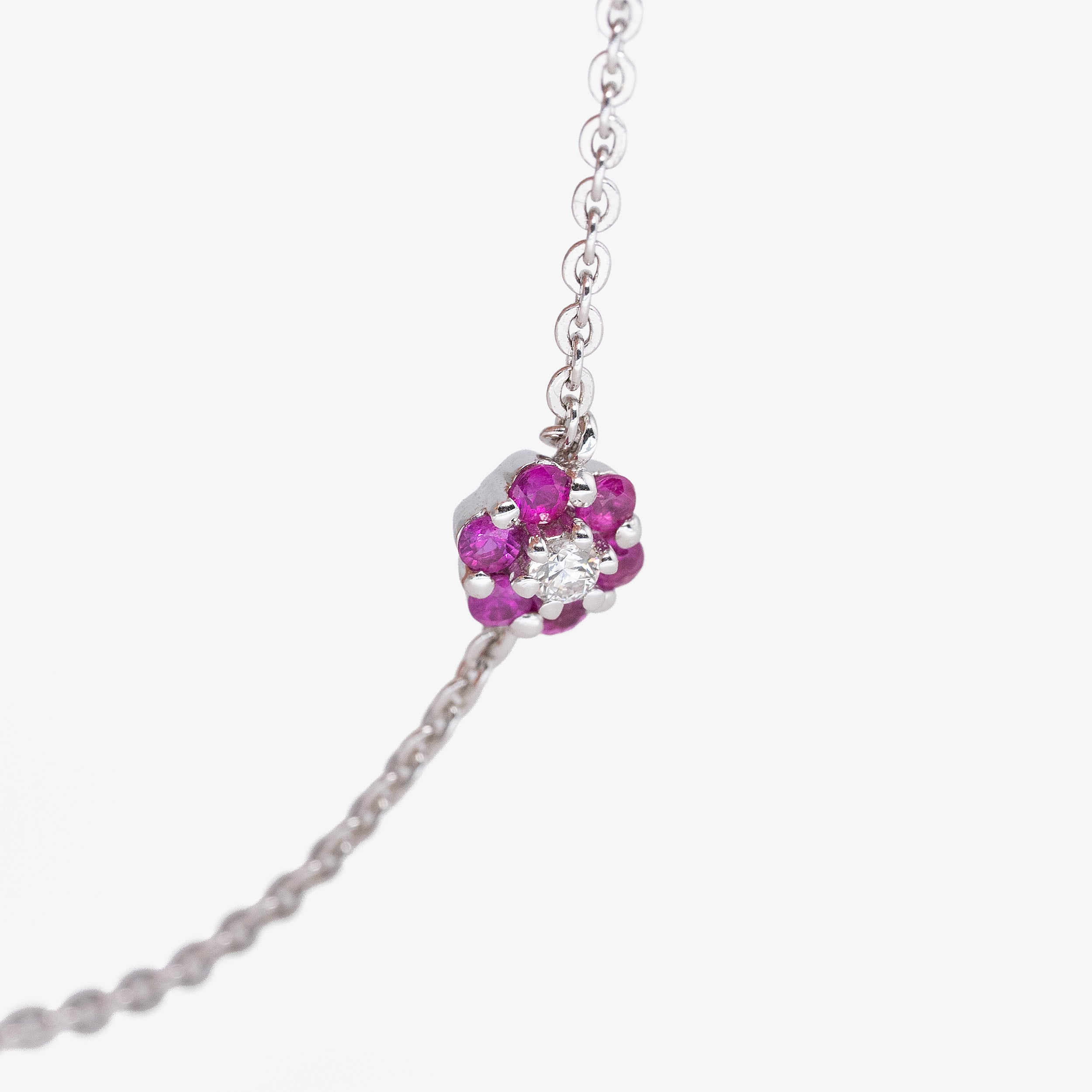 Bratara din aur alb cu flori din rubine 0.48ct si diamante