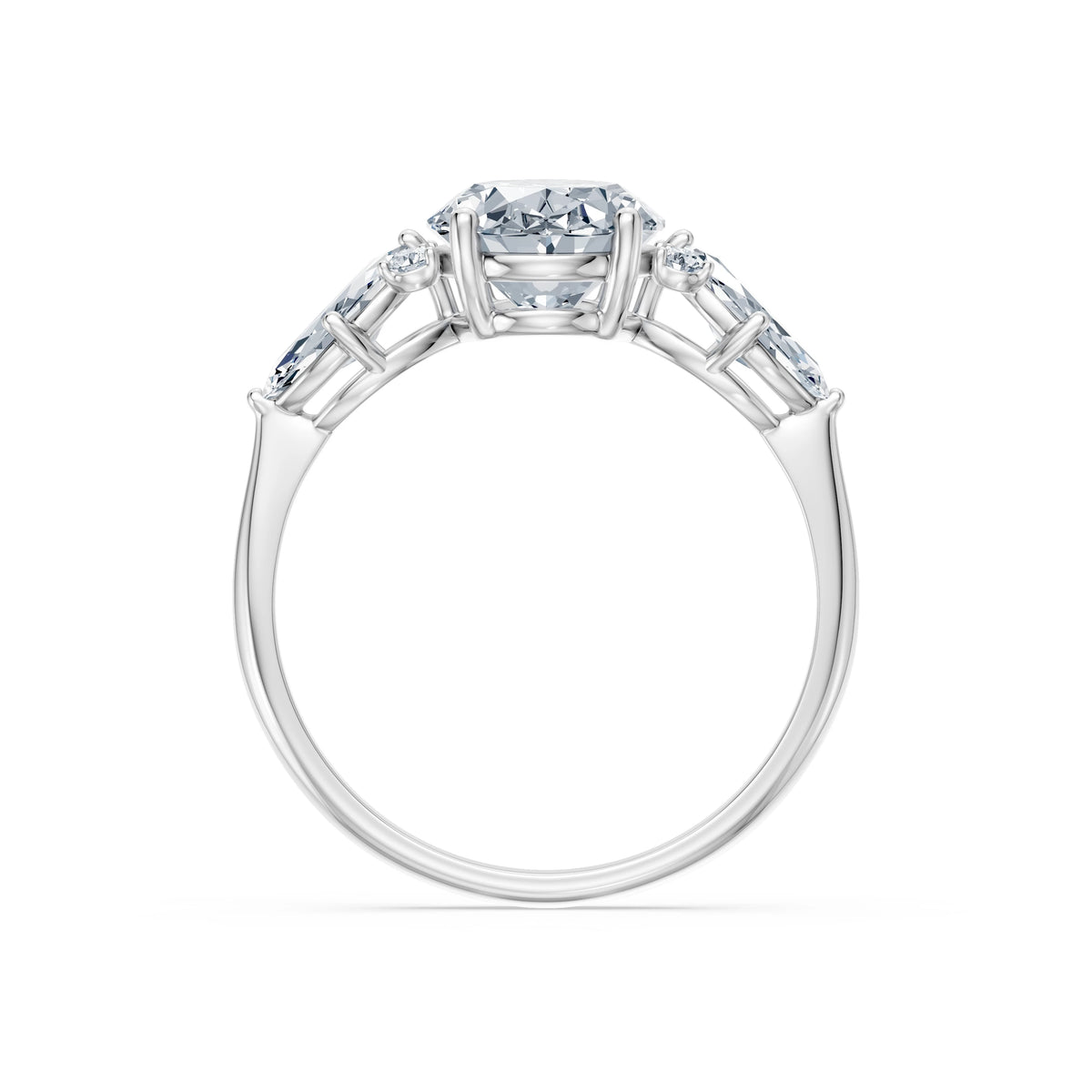 Inel de Logodnă din Aur cu Diamant Central Oval și Diamante Laterale 2,67 CT