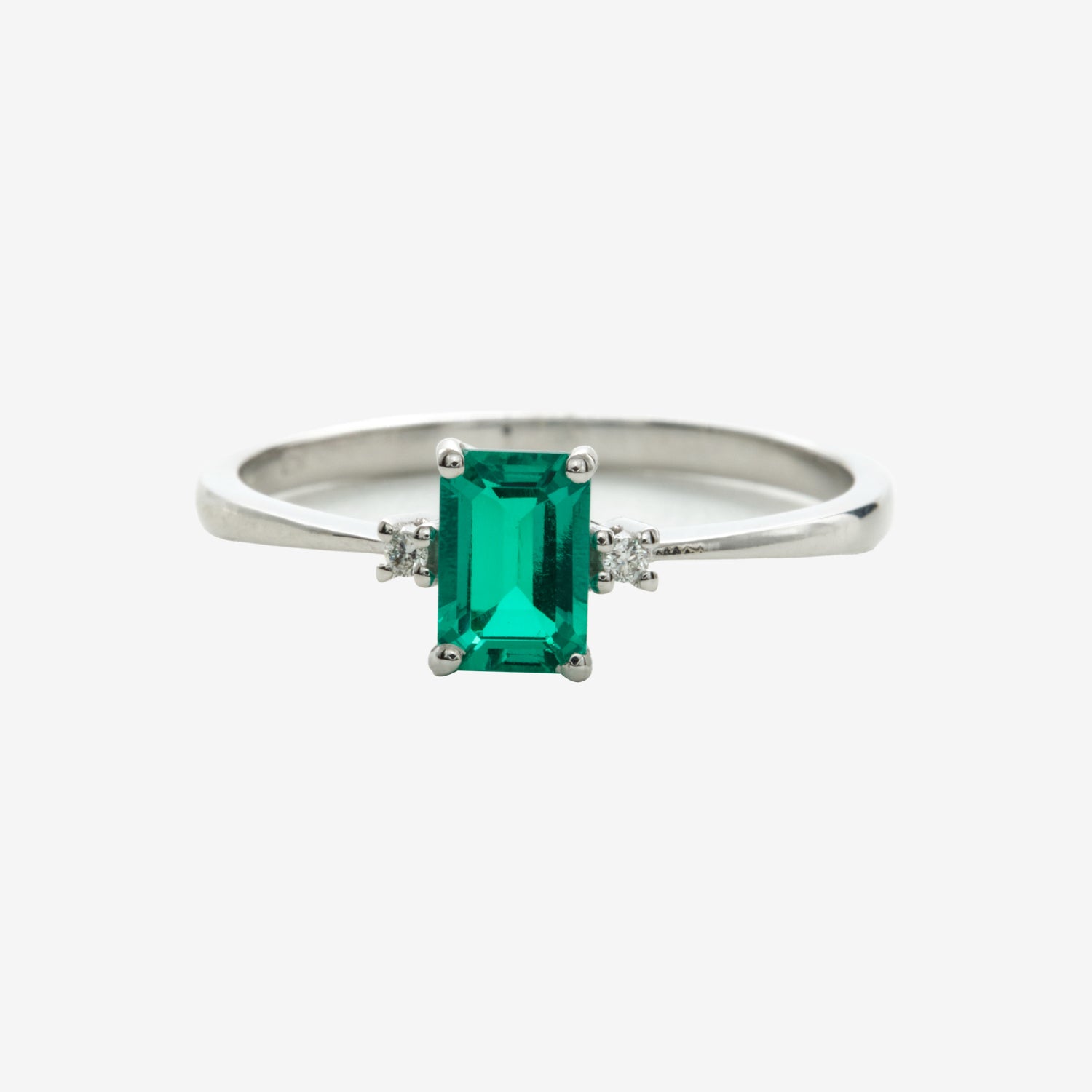 TAISA RING WITH EMERALD AND DIAMONDS