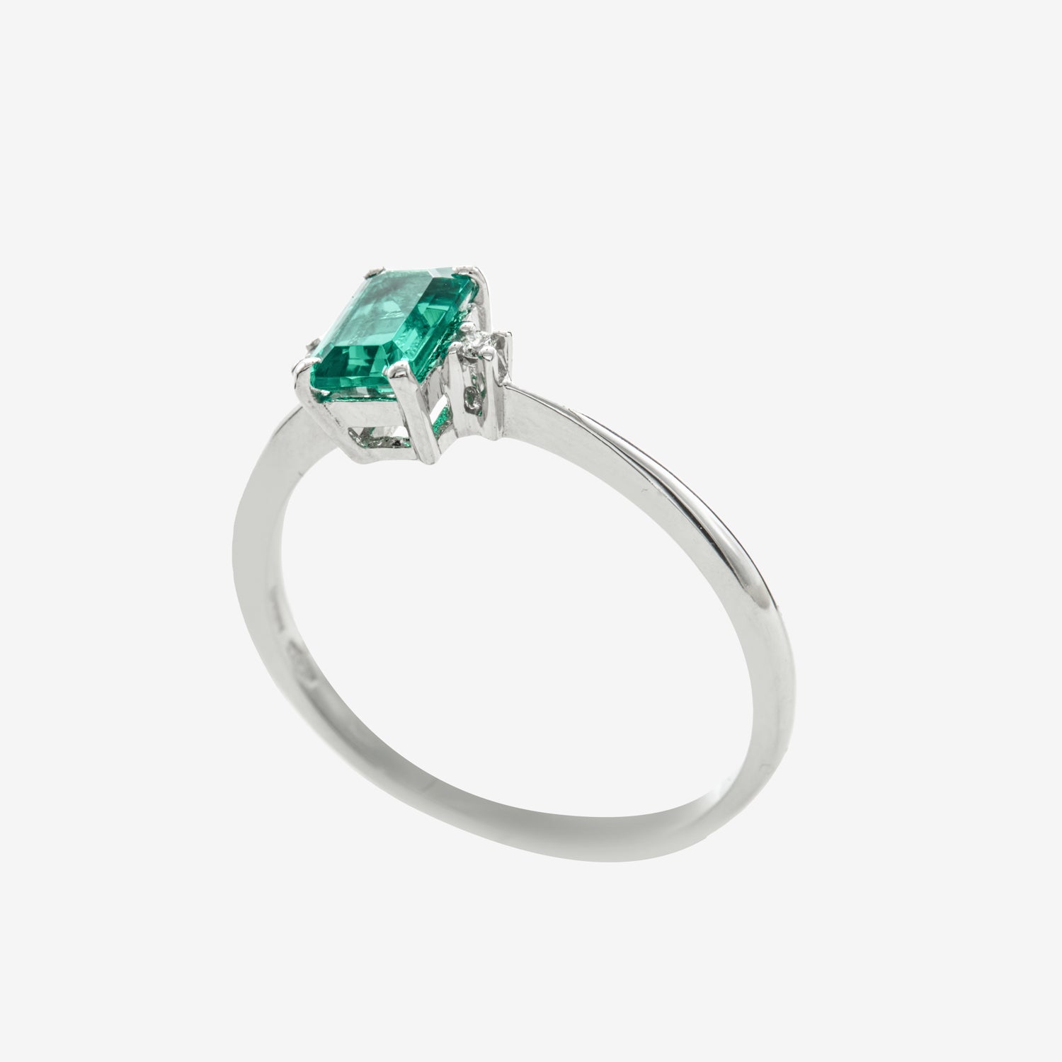 TAISA RING WITH EMERALD AND DIAMONDS