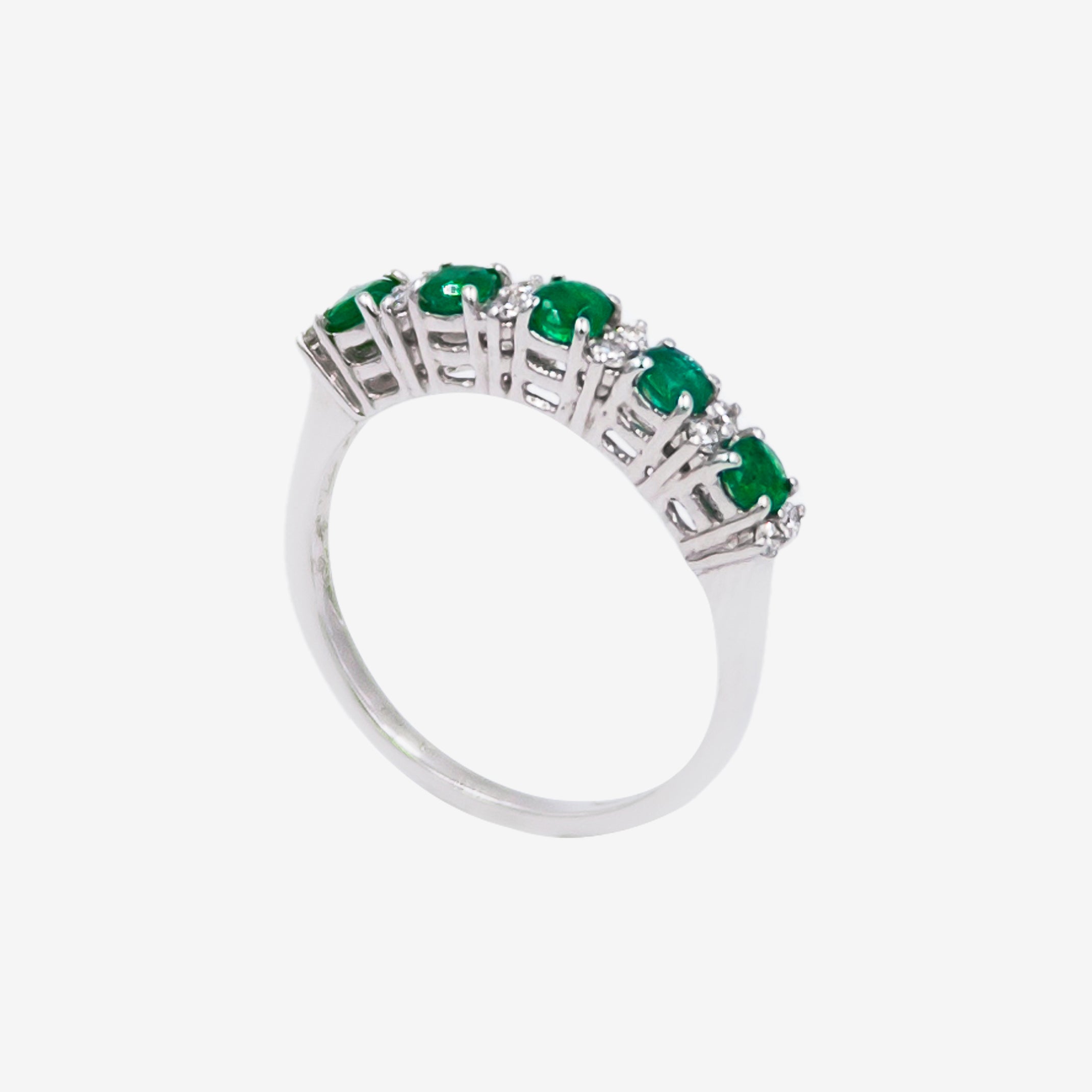 Exquisite Emerald Ring with Diamonds