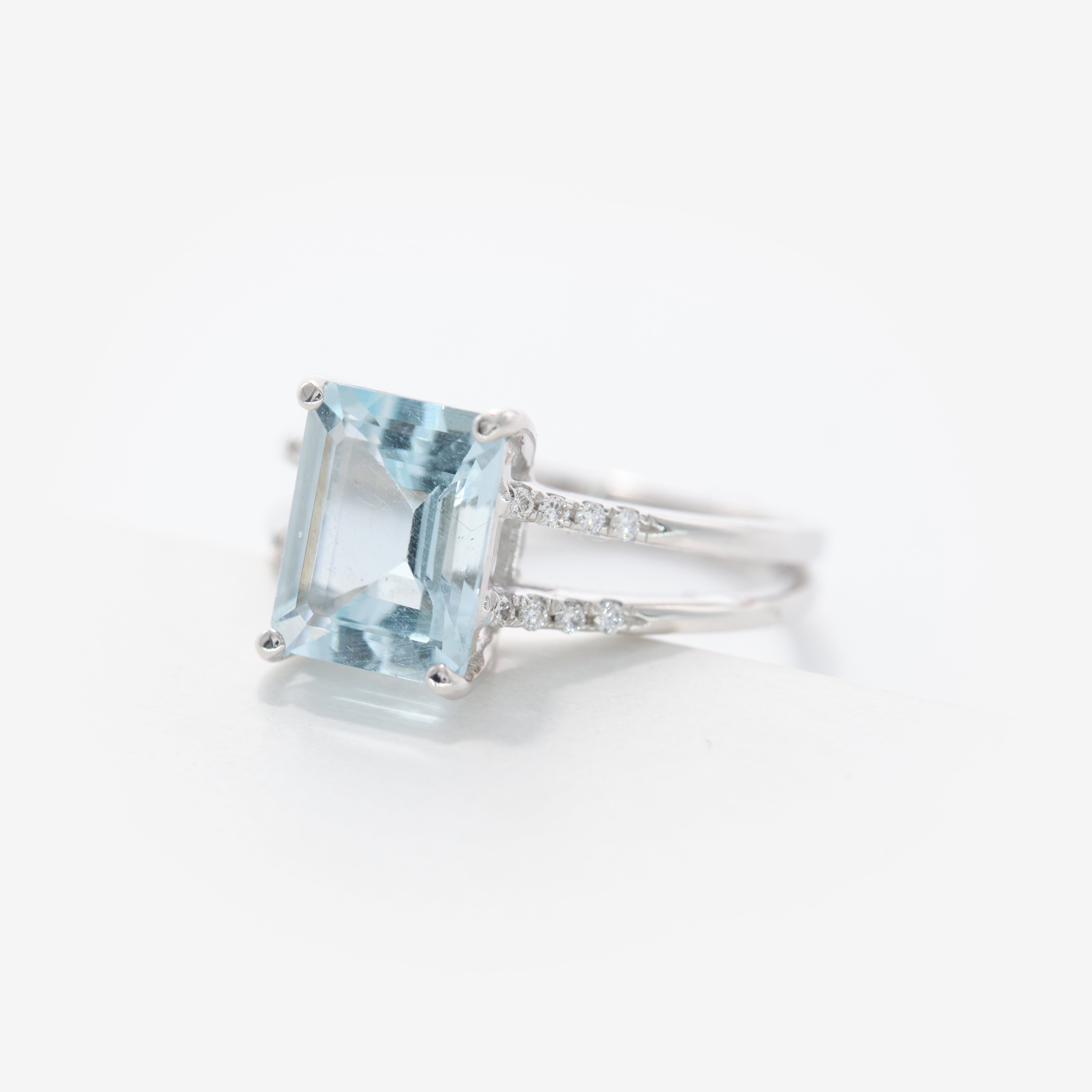 Evea ring with Aquamarine and diamonds
