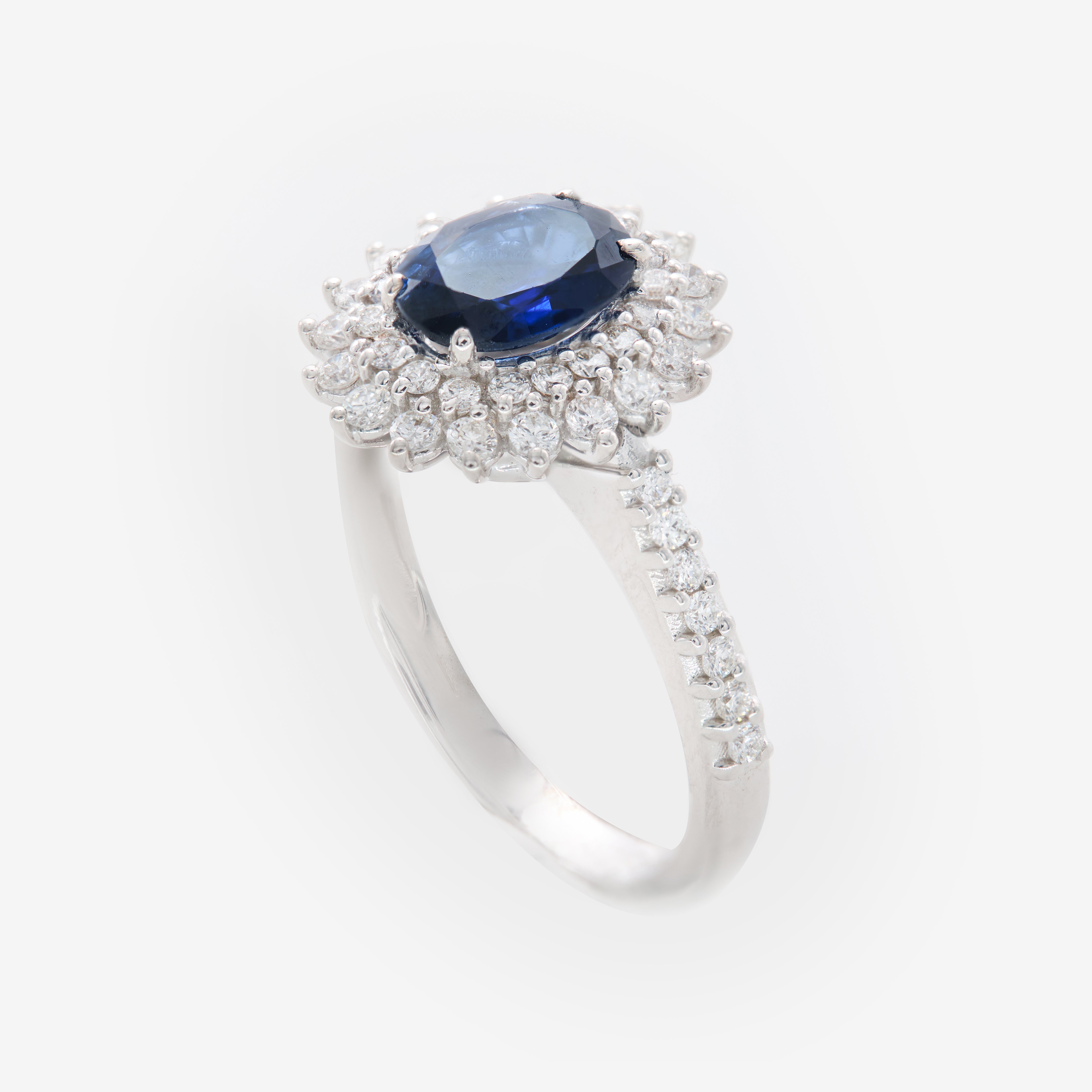 Agnes ring with sapphire and diamonds