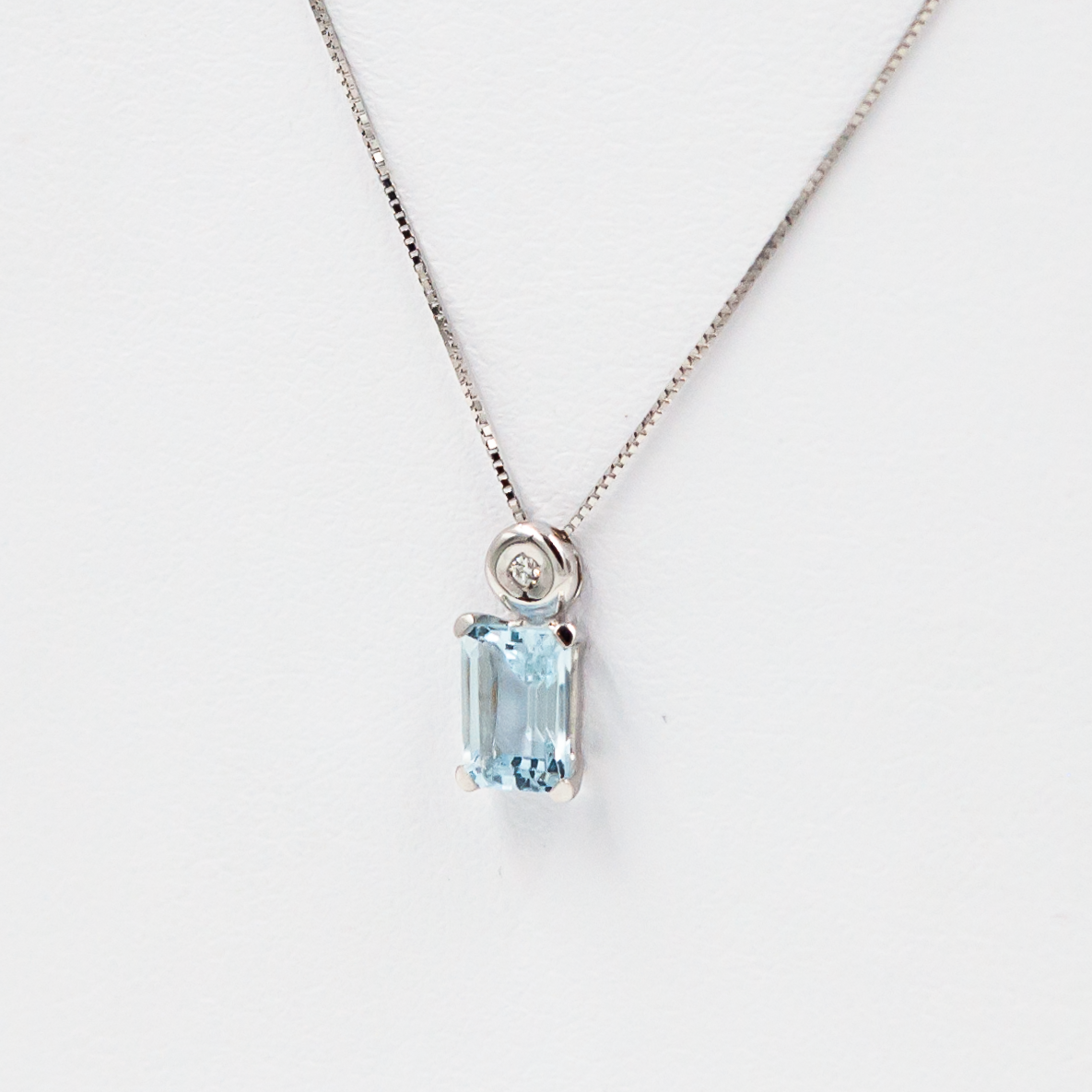 Necklace with Aquamarine and Diamonds