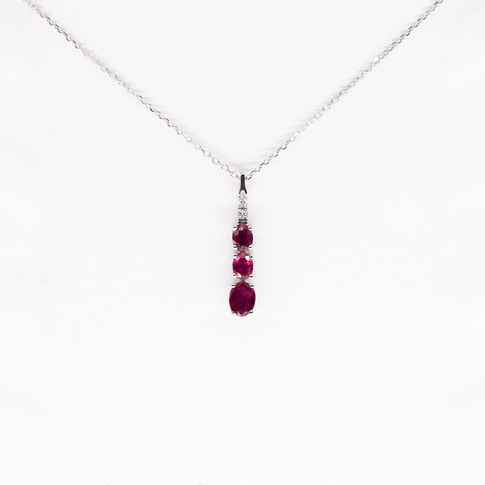 Smooth ruby ​​necklace