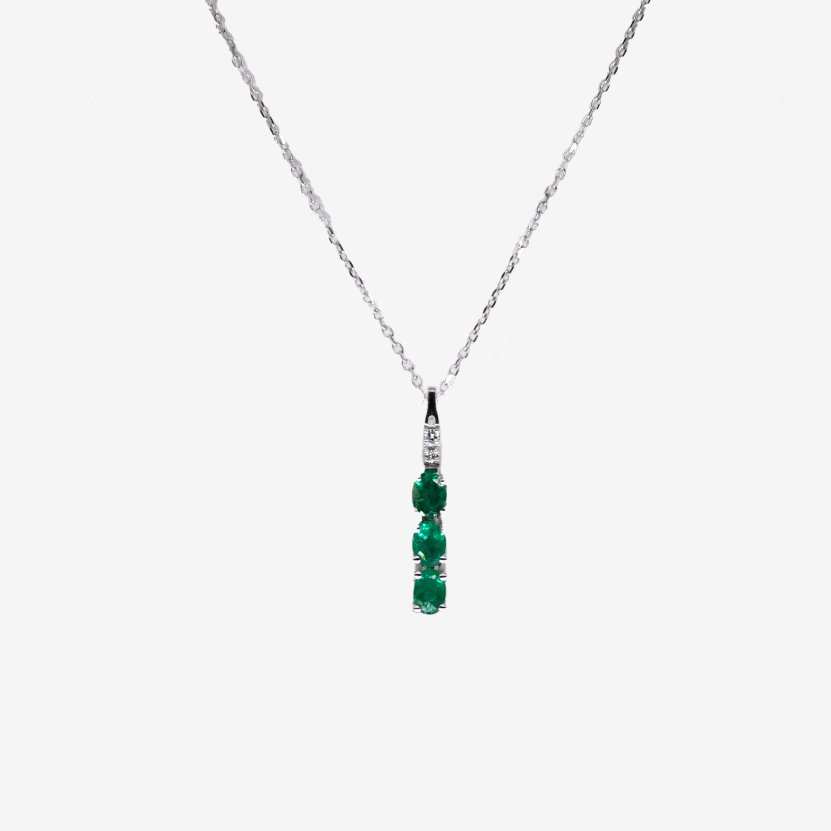 Smooth necklace with emeralds