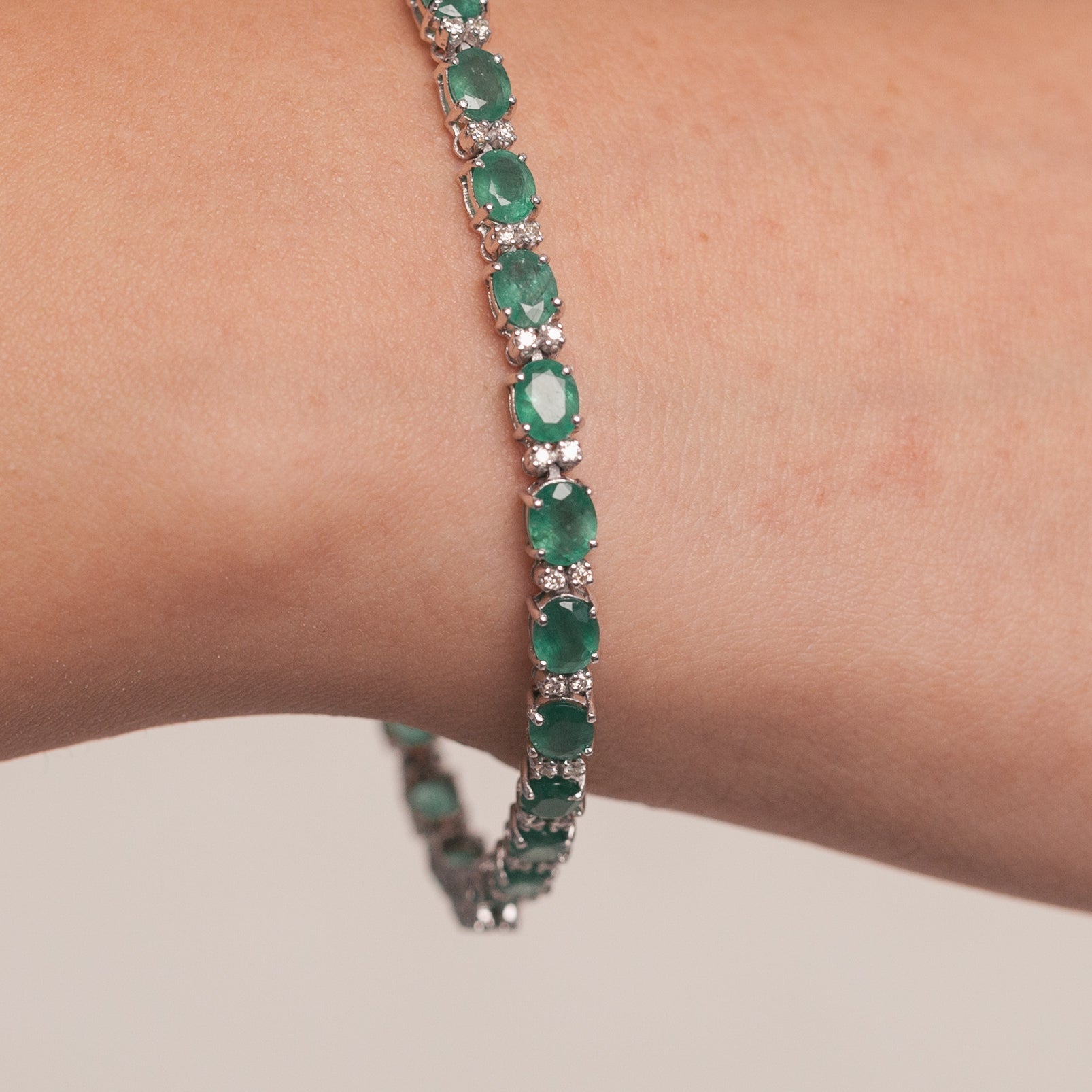 Bold Emerald Ovals Bracelet-Comercianti De Diamante
