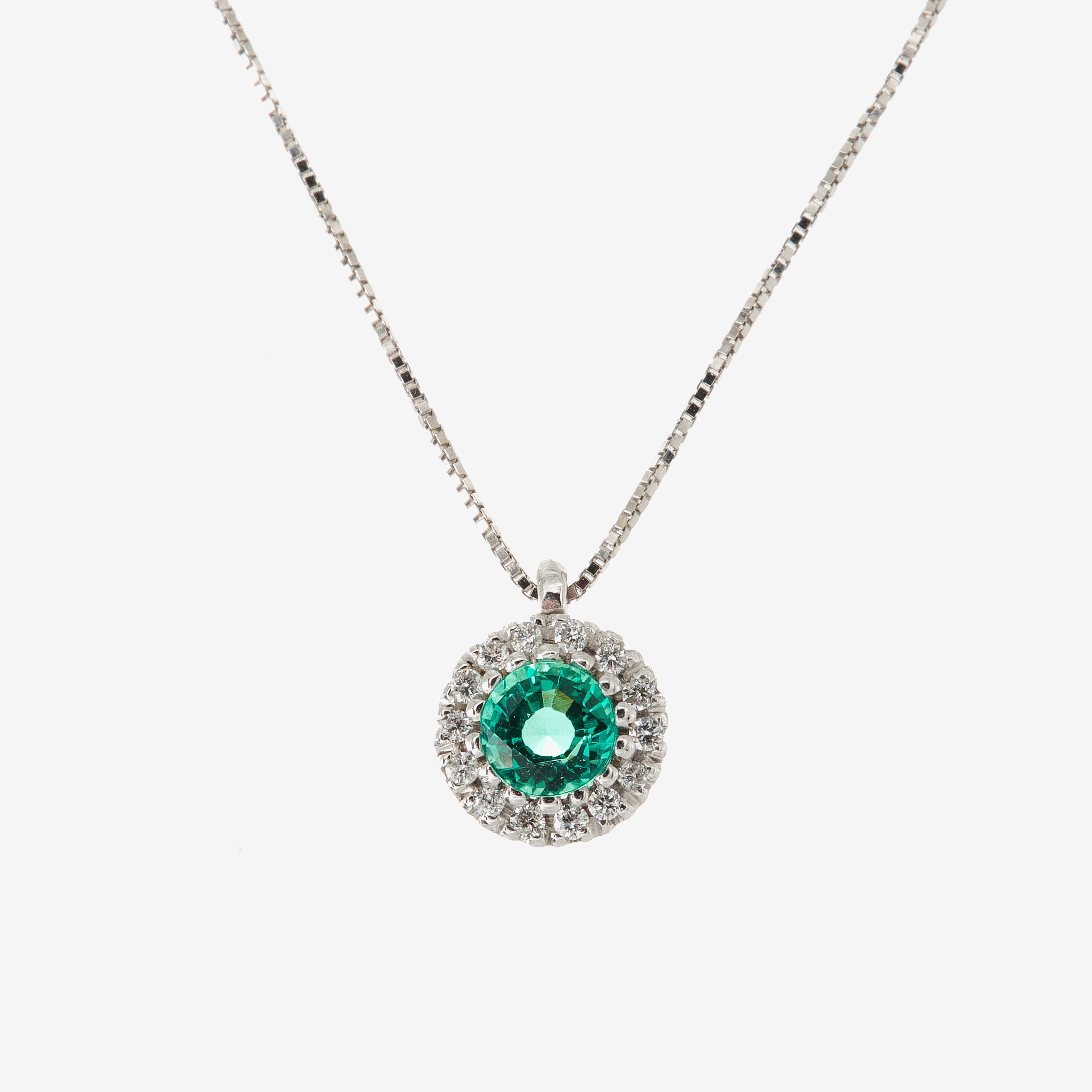 Round necklace with emerald and diamonds